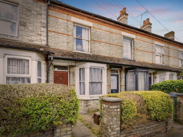 Flat for sale in North Watford, Hertfordshire