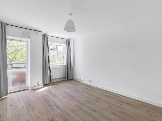 Flat for sale in Clapham Junction, Greater London