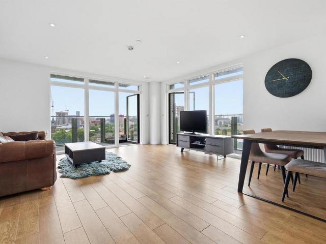Flat for sale in Poplar Grove, Greater London