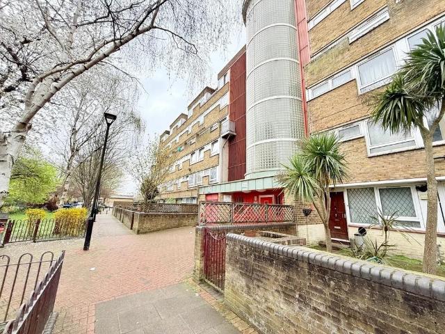 Flat for sale in Old Kent Road, Greater London
