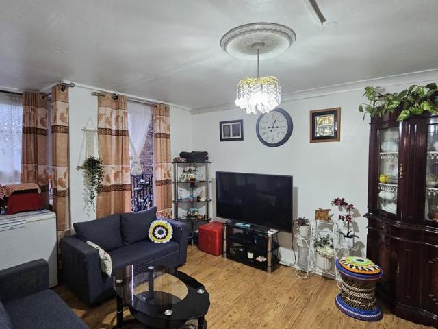 Flat for sale in Bromley-by-Bow, Poplar Grove