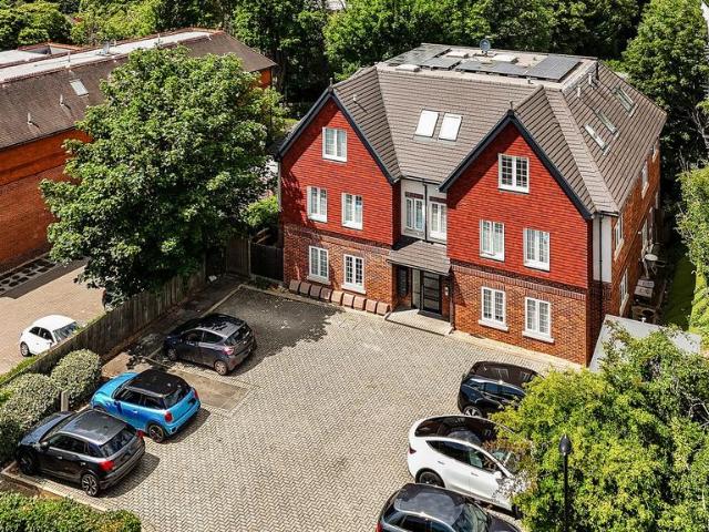 Flat for sale in London Borough of Croydon, Sanderstead