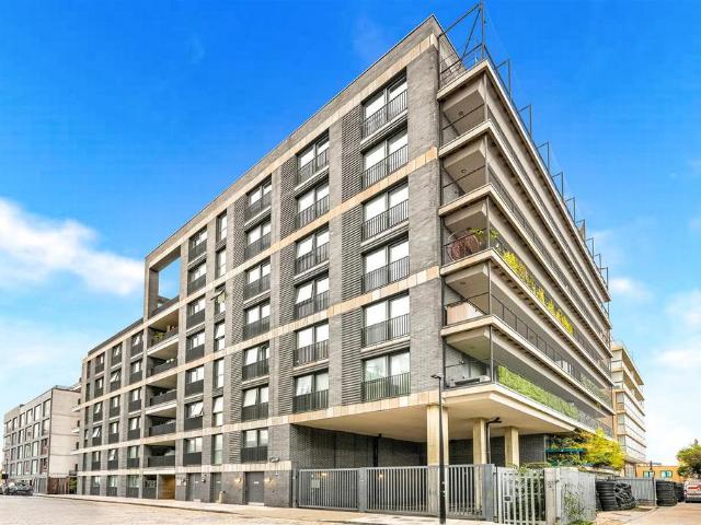 Flat for sale in Ratcliffe, Greater London