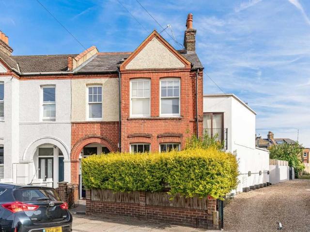 Flat for sale in Summerstown, Greater London