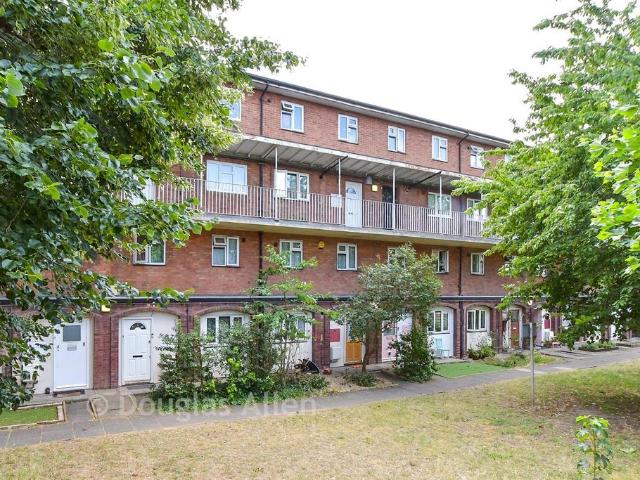 Flat for sale in Leytonstone, Greater London