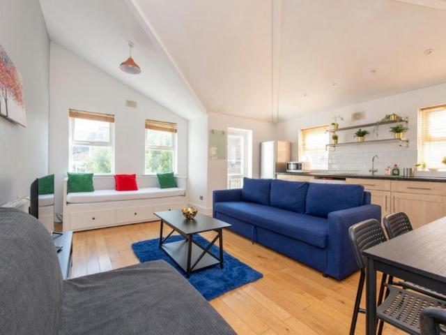 Flat for sale in Furzedown, Greater London