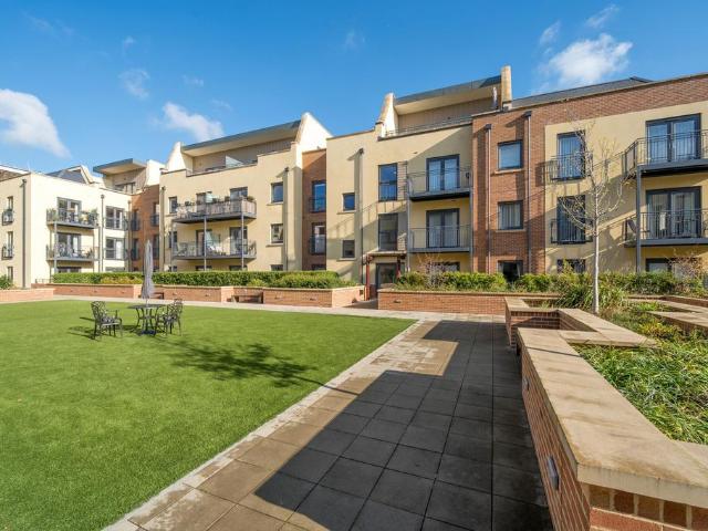 Flat for sale in Hale, Waverley