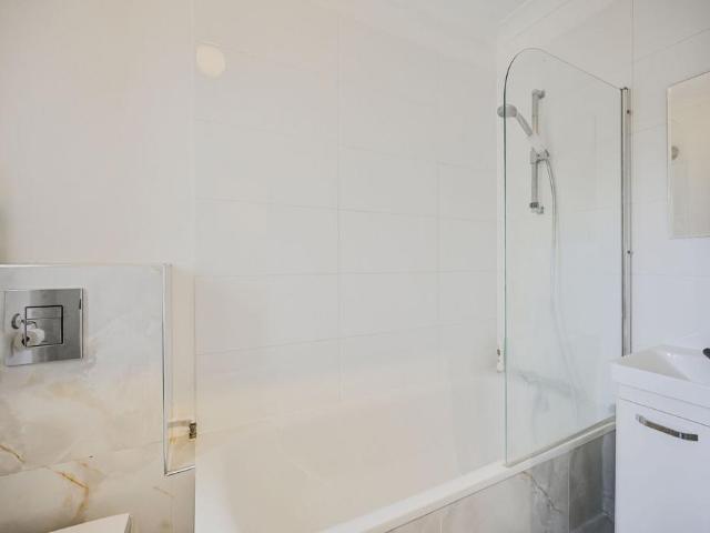 Flat for sale in Stroud Green, Greater London