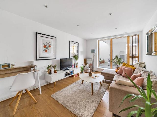 Flat for sale in West Hackney, Greater London
