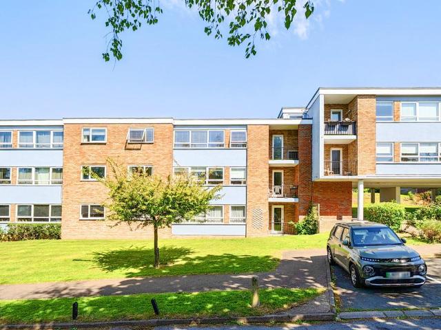 Flat for sale in Bushey, Bushey Heath