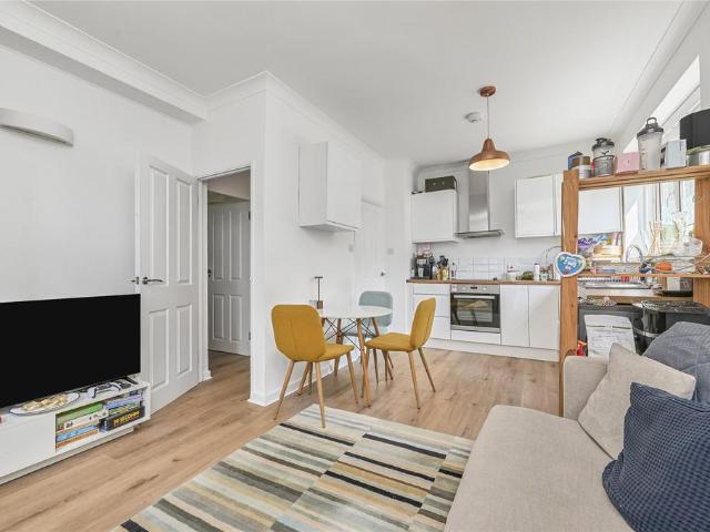 Flat for sale in Vauxhall, Greater London