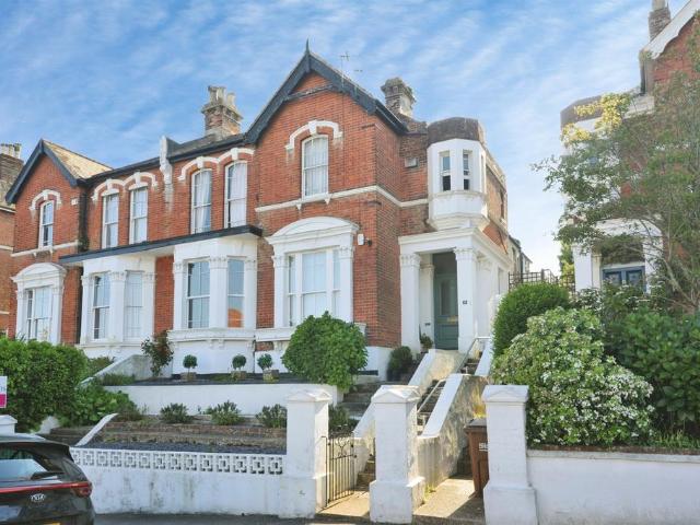 Flat for sale in Bohemia, Guestling Green