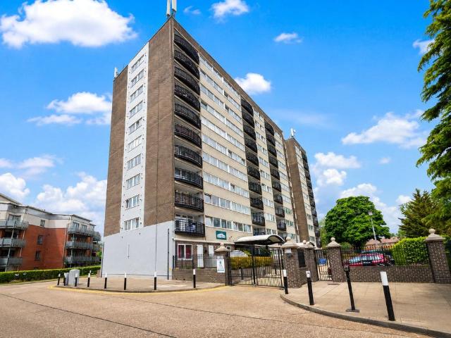 Flat for sale in Charlton, Greater London