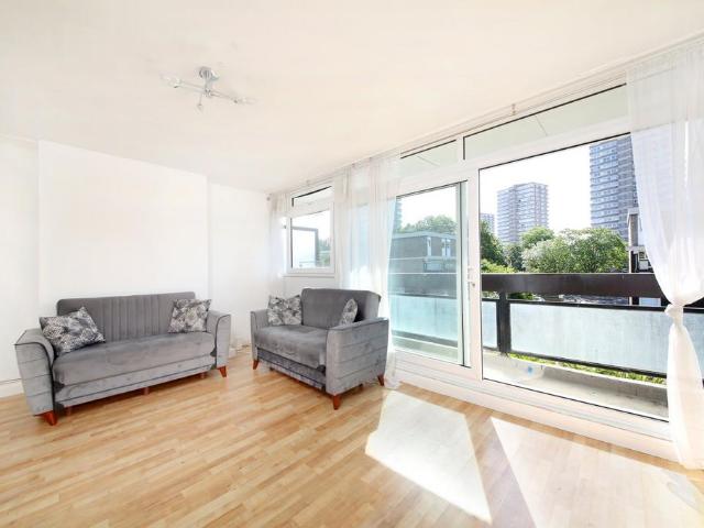 Flat for sale in Battersea, Greater London