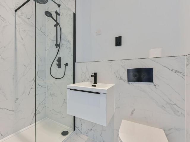 Flat for sale in Summerstown, Greater London