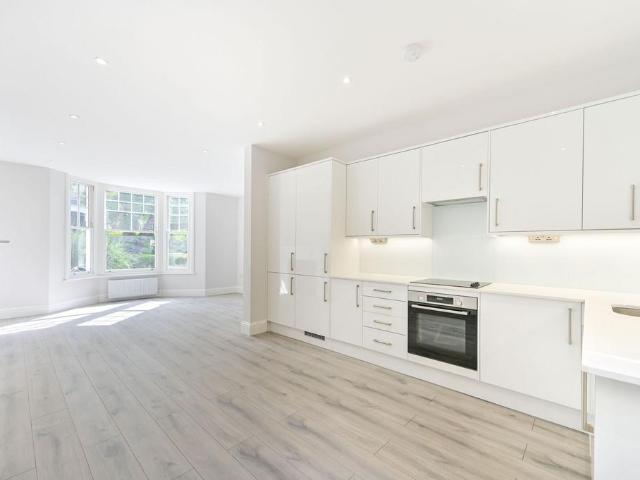 Flat for sale in Brondesbury, Greater London