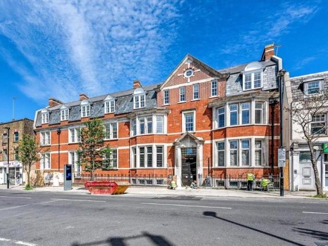 Flat for sale in Finsbury Park, Greater London