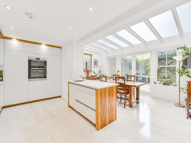 Flat for sale in Maida Vale, Greater London