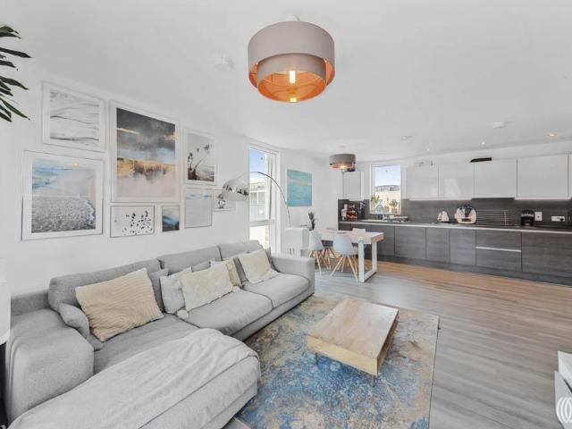 Flat for sale in Stratford Marsh, Greater London