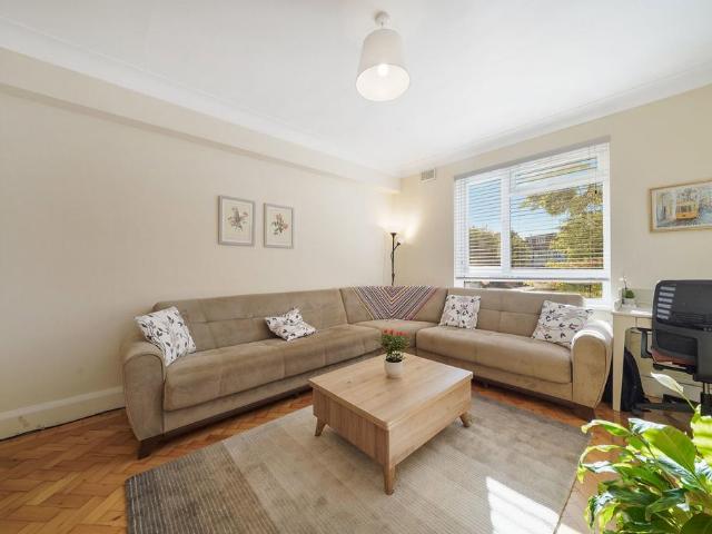 Flat for sale in Winchmore Hill, Greater London