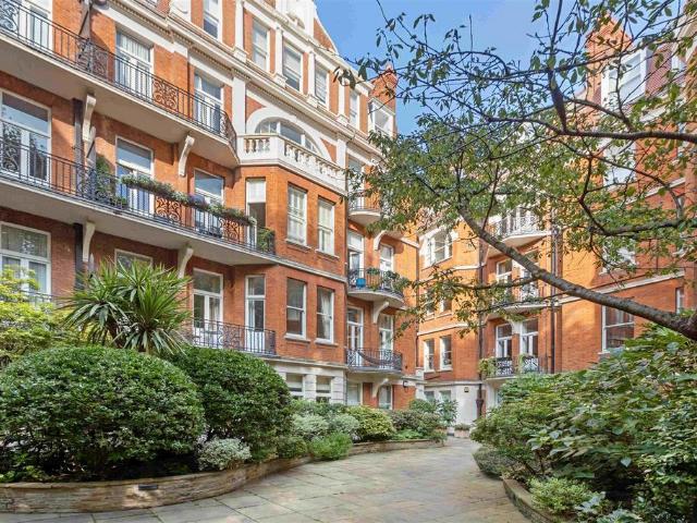 Flat for sale in West Kensington, Greater London