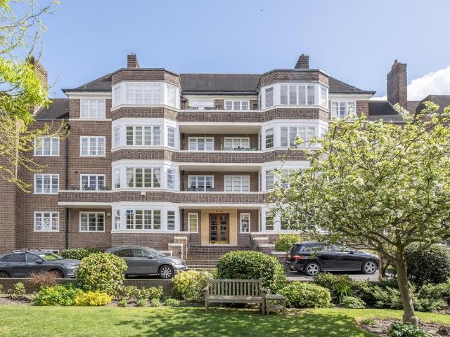 Flat for sale in Roehampton, Greater London