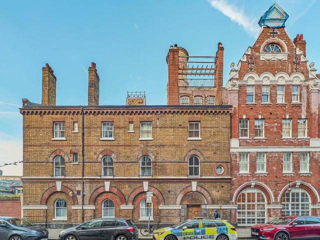 Flat for sale in Kennington, Greater London