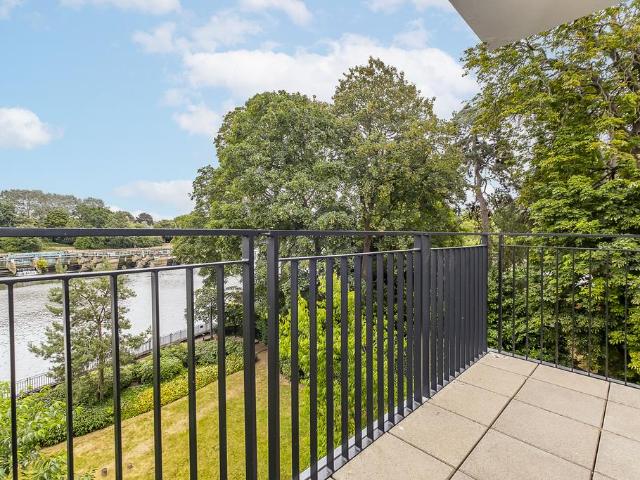 Flat for sale in Hampton Wick, Greater London