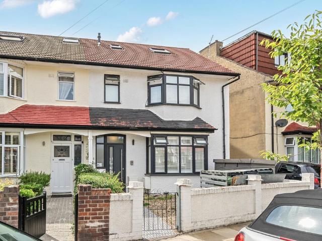Flat for sale in London Borough of Merton, Collier's Wood