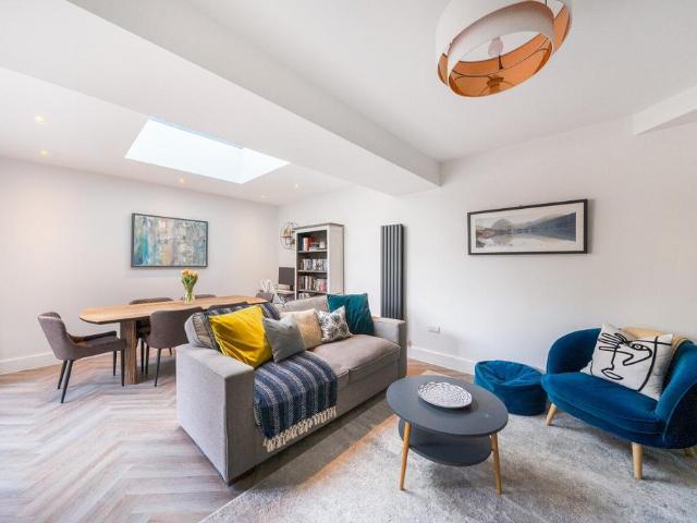 Flat for sale in Earlsfield, Greater London