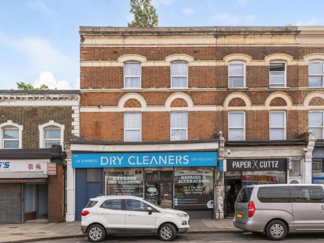 Flat for sale in Stockwell, Greater London
