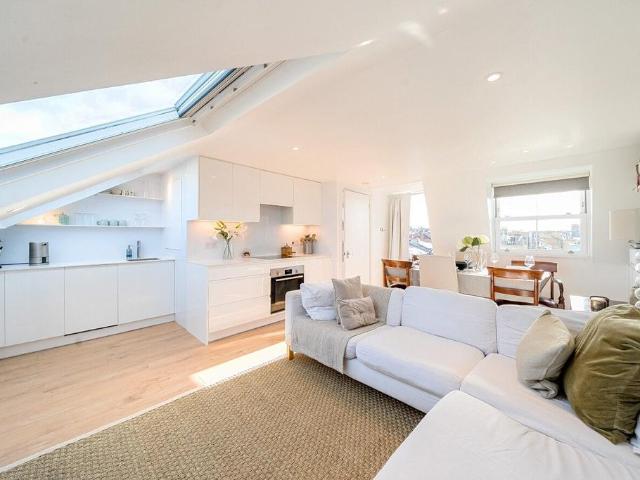 Flat for sale in Clapham Junction, Greater London