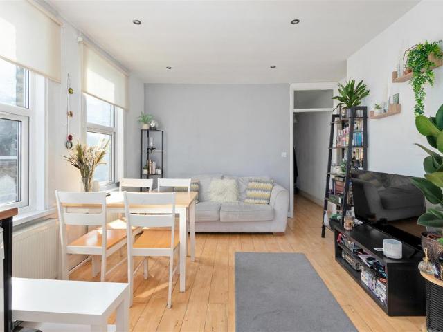 Flat for sale in South Wimbledon, Greater London
