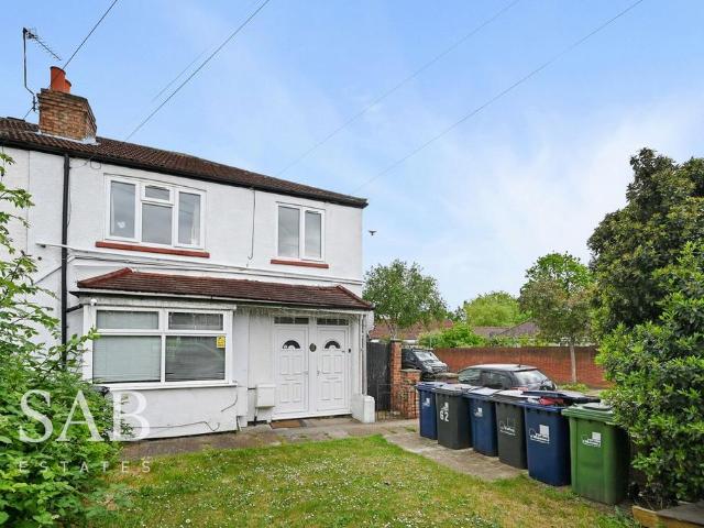 Flat for sale in London Borough of Ealing, Greenford