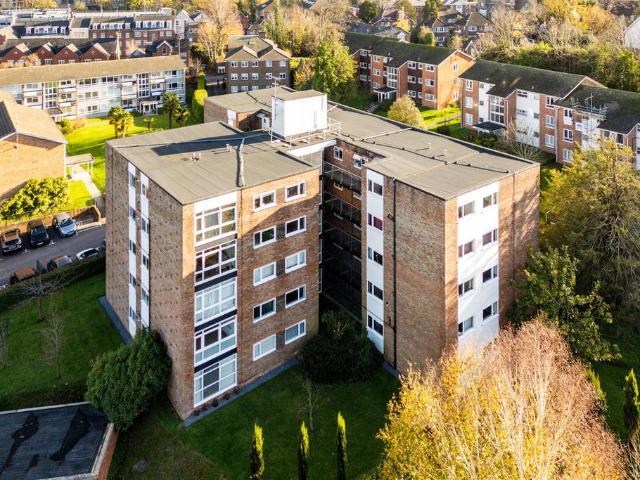 Flat for sale in Lucastes, Perryfields
