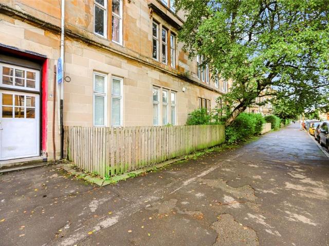 Flat for sale in Strathbungo, Scotland
