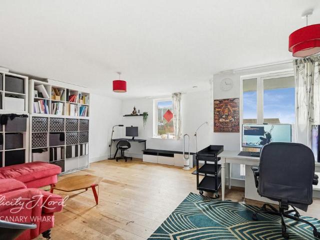 Flat for sale in Isle Of Dogs, Greater London