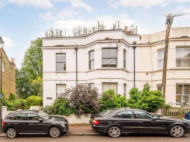 Flat for sale in Crystal Palace, Greater London
