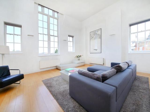 Flat for sale in Clapham Junction, Greater London