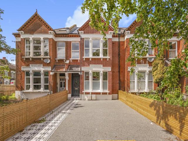 Flat for sale in Bellenden, Greater London
