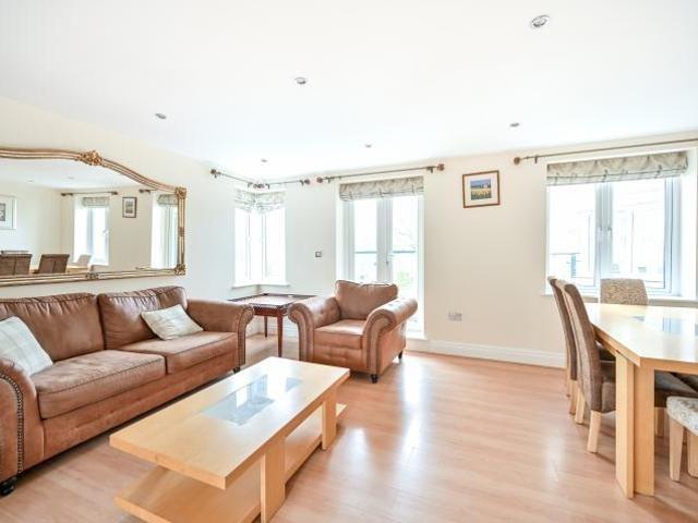 Flat for sale in Kew, Greater London