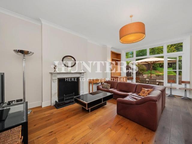 Flat for sale in West Hampstead, Greater London