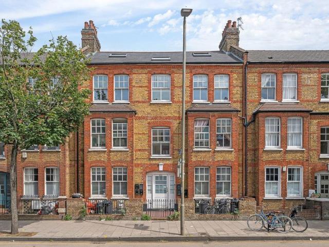 Flat for sale in Clapham Junction, Greater London