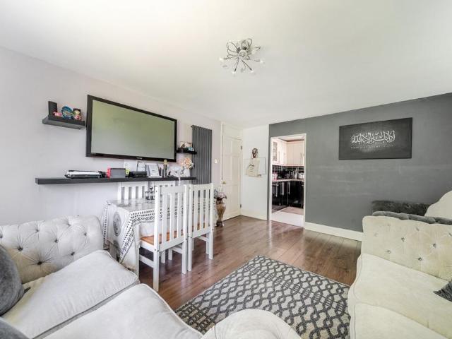 Flat for sale in Furzedown, Greater London