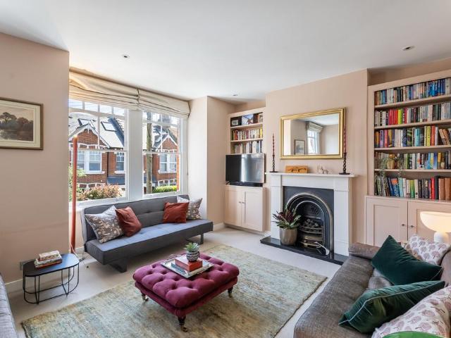 Flat for sale in Shepherd's Bush, Greater London