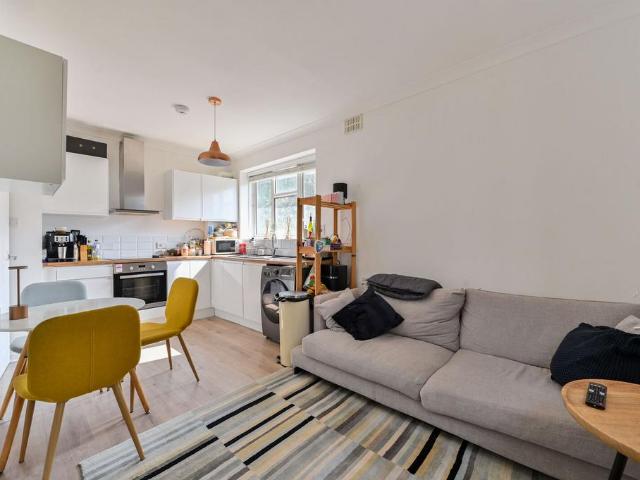 Flat for sale in Vauxhall, Greater London