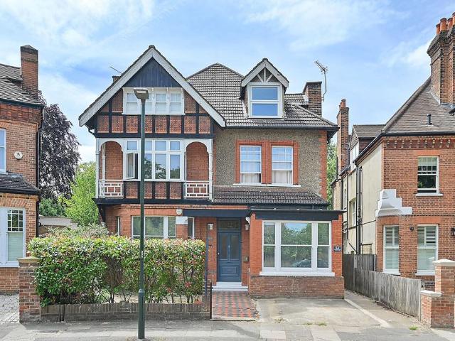 Flat for sale in Strawberry Hill, Greater London