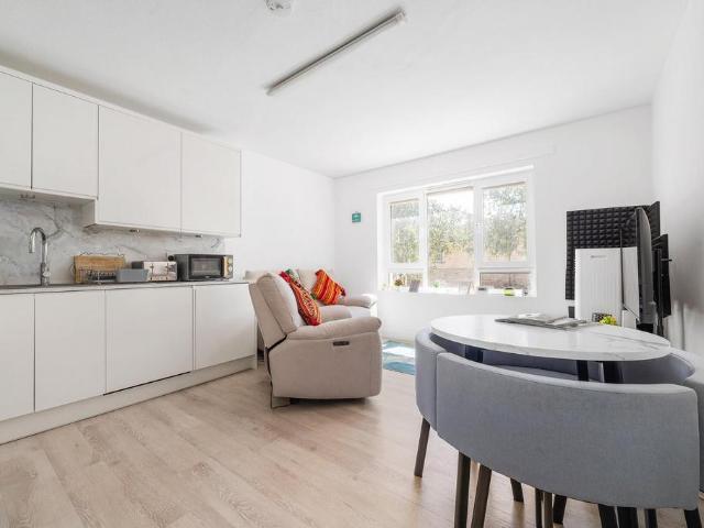Flat for sale in Brixton, Greater London