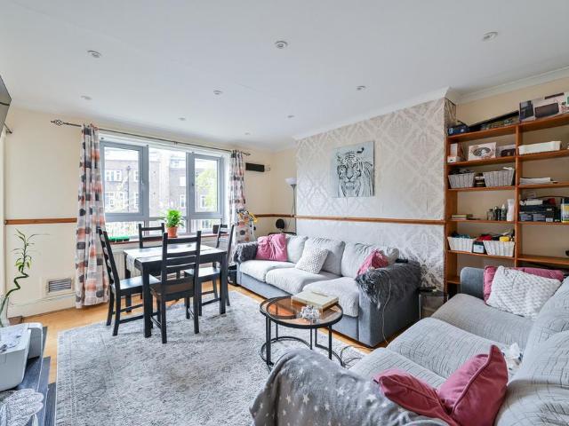 Flat for sale in Kilburn, Greater London