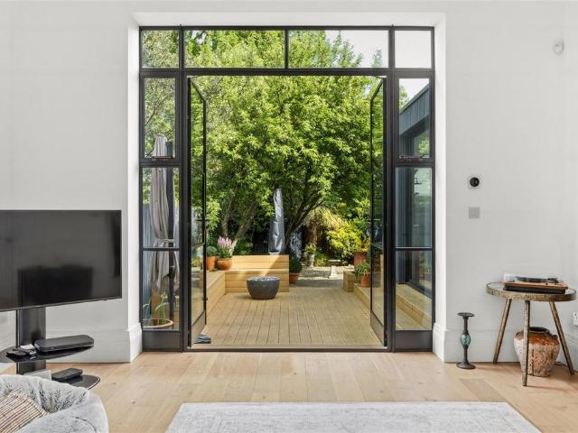 Flat for sale in Cricklewood, Greater London
